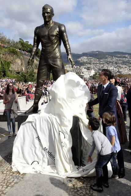 Cristiano Ronaldo unveils statue of himself