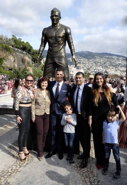 Cristiano Ronaldo unveils statue of himself3