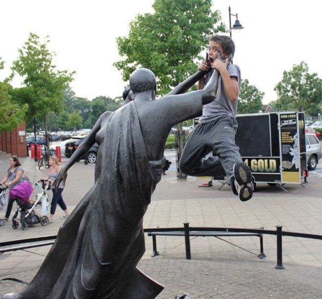 People Who Ruined These Statues In The Best Way Possible7