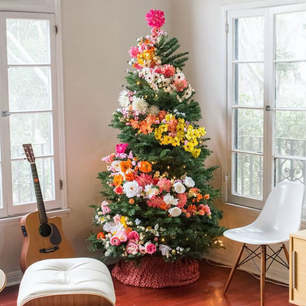 People Are Decorating Their Christmas Trees With Flowers And The Results Are2